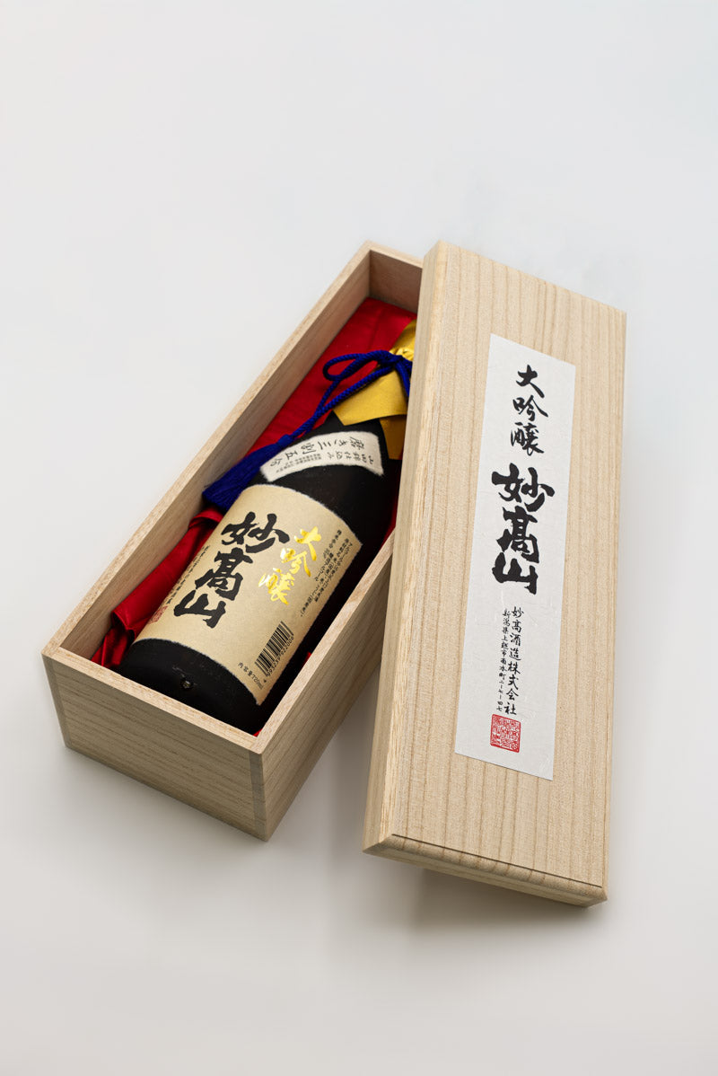 大吟醸 妙高山 三割五分（桐箱入）1800ml Amazon.co.jp: 妙高酒造 大吟醸 妙高山 三割五分 桐箱入